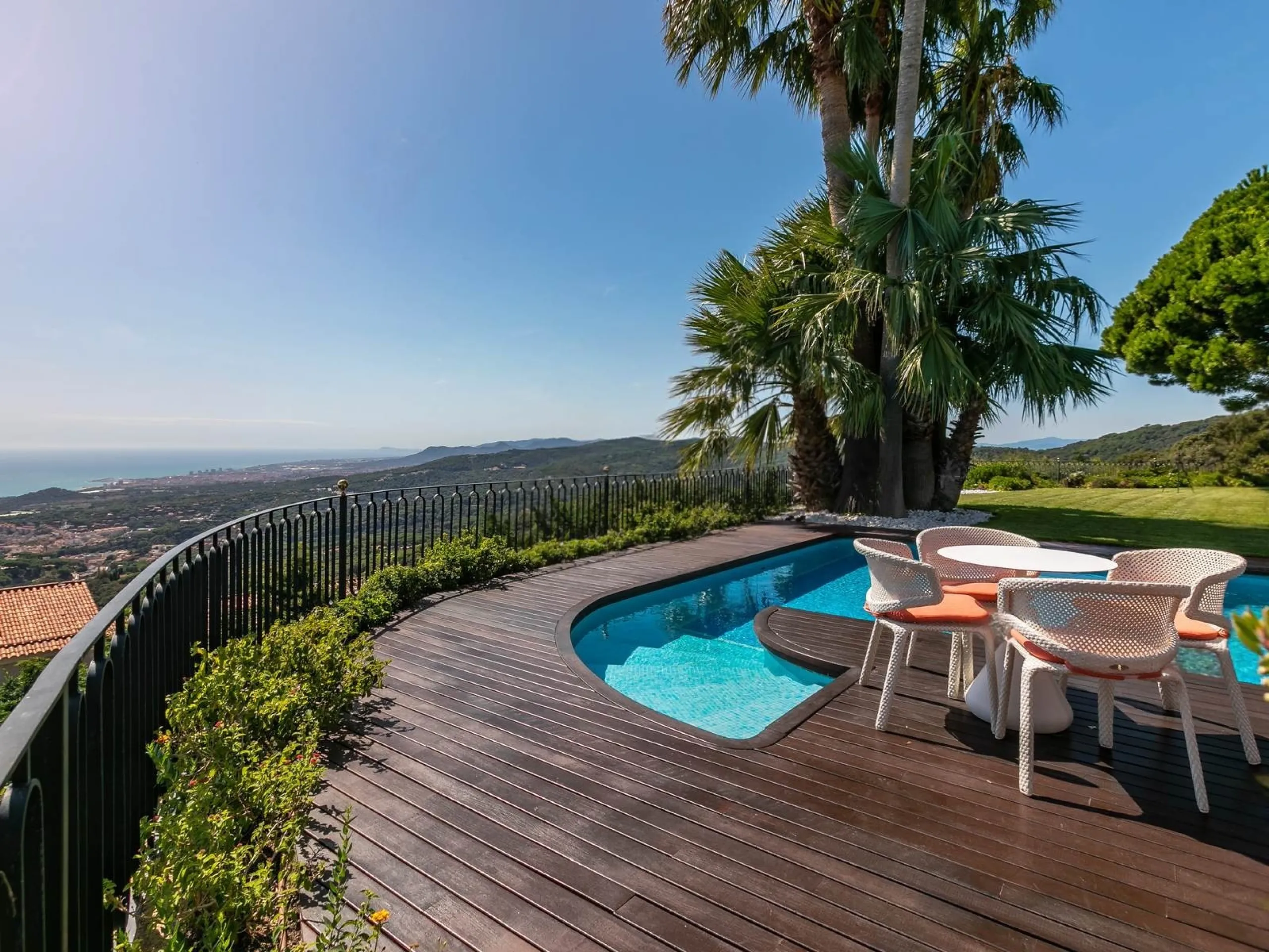 Elegant Villa with Panoramic Views, Garden and Pool in Sant Andreu de Llavaneres, Barcelona