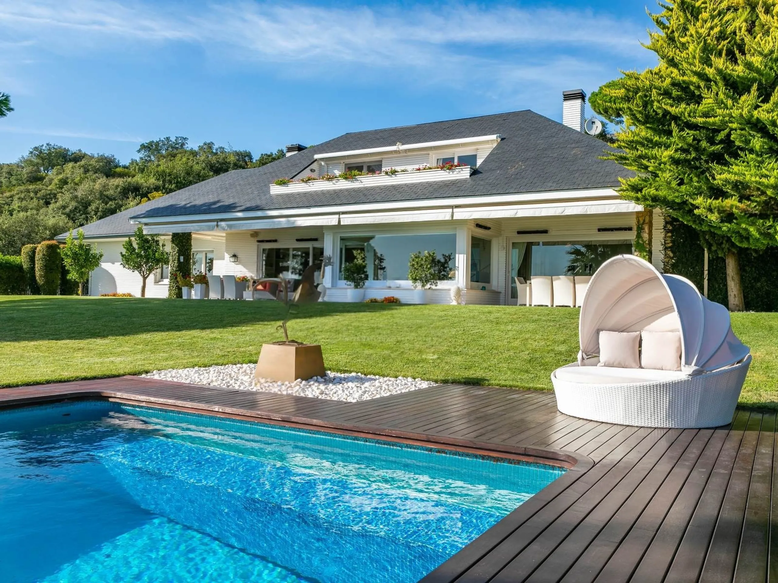 Elegant Villa with Panoramic Views, Garden and Pool in Sant Andreu de Llavaneres, Barcelona