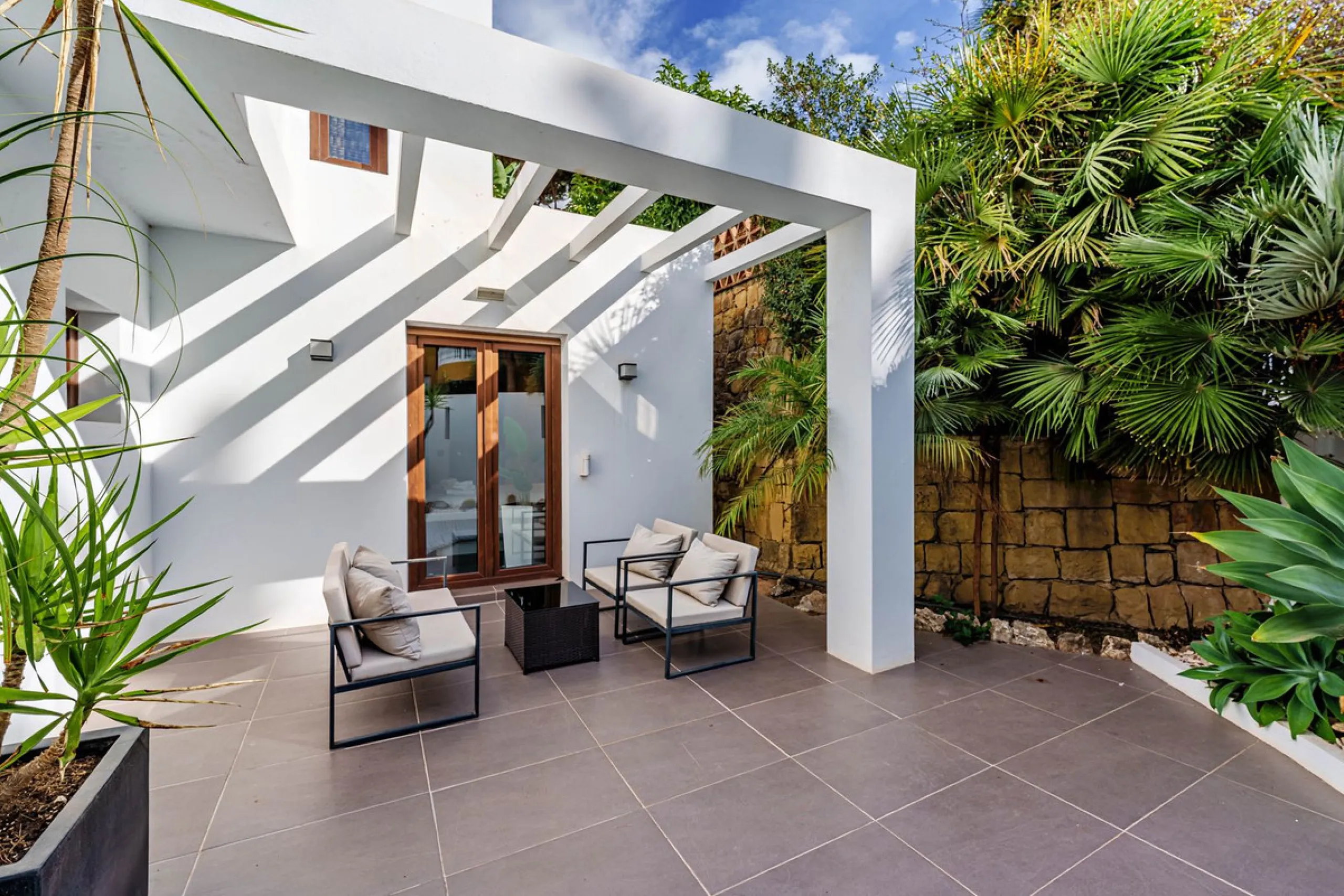 Discover this impressive luxury villa, located in the exclusive gated community of El Rosario. A property that combines privacy and comfort.