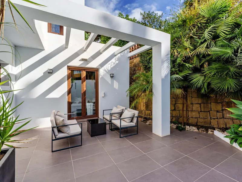Discover this impressive luxury villa, located in the exclusive gated community of El Rosario. A property that combines privacy and comfort.