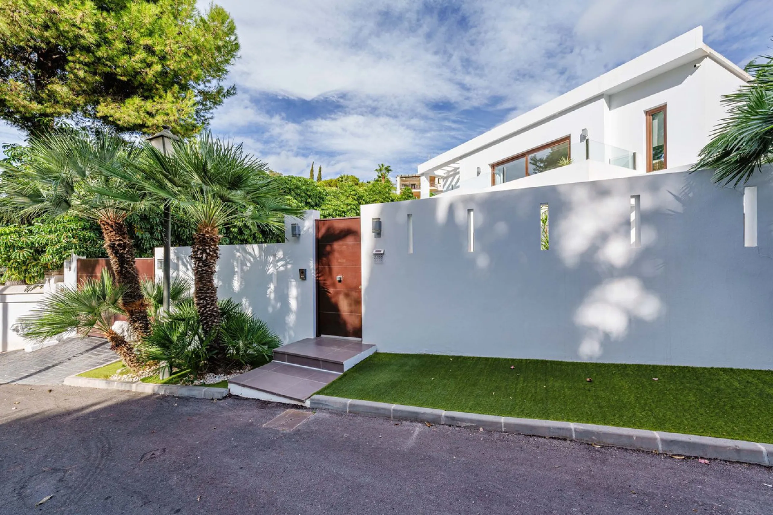 Discover this impressive luxury villa, located in the exclusive gated community of El Rosario. A property that combines privacy and comfort.