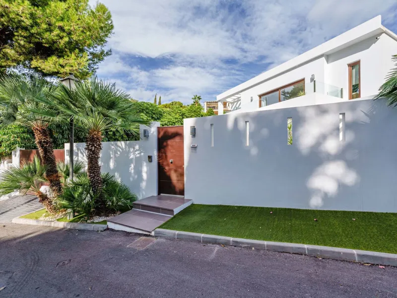 Discover this impressive luxury villa, located in the exclusive gated community of El Rosario. A property that combines privacy and comfort.