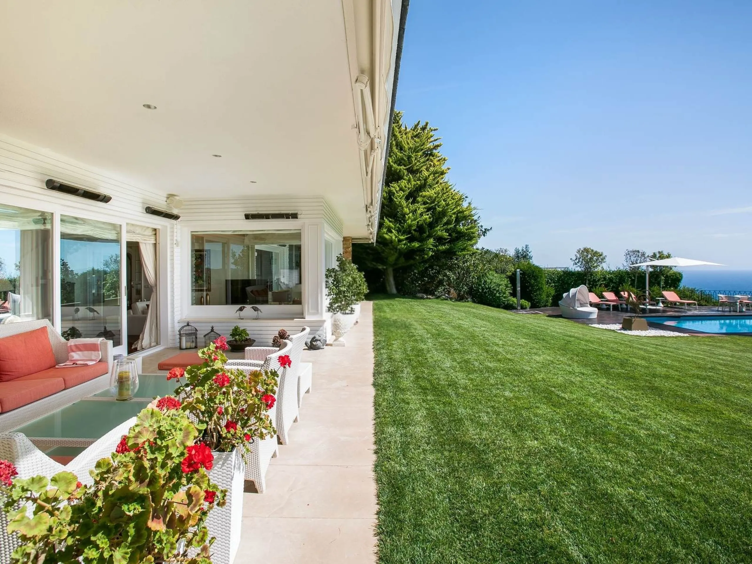 Elegant Villa with Panoramic Views, Garden and Pool in Sant Andreu de Llavaneres, Barcelona