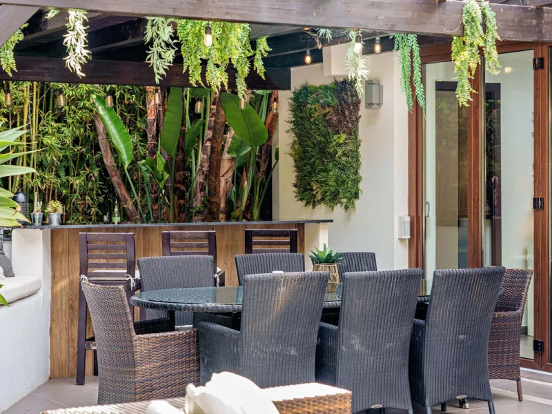 Discover this impressive luxury villa, located in the exclusive gated community of El Rosario. A property that combines privacy and comfort.