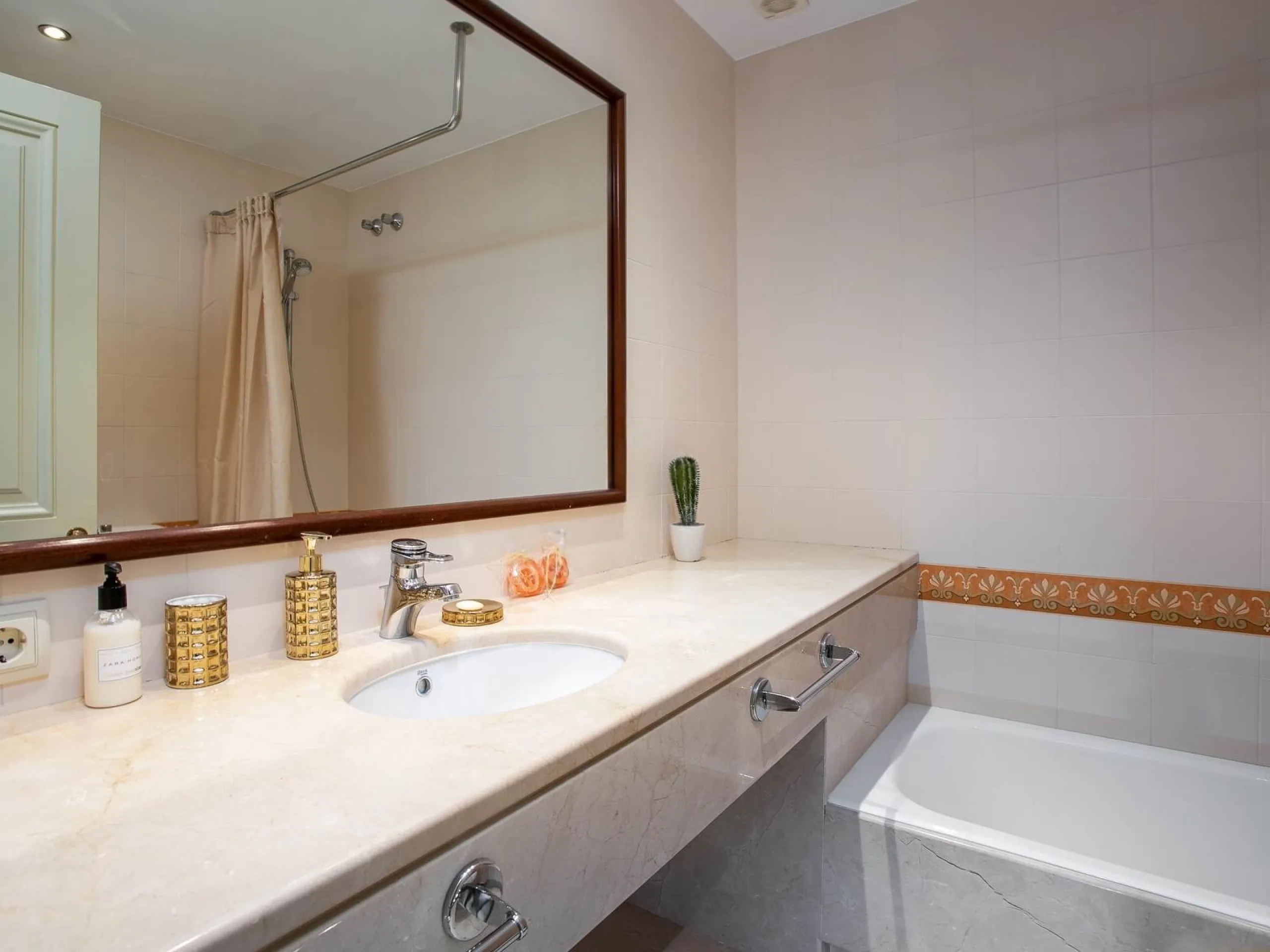 Elegant Villa with Panoramic Views, Garden and Pool in Sant Andreu de Llavaneres, Barcelona