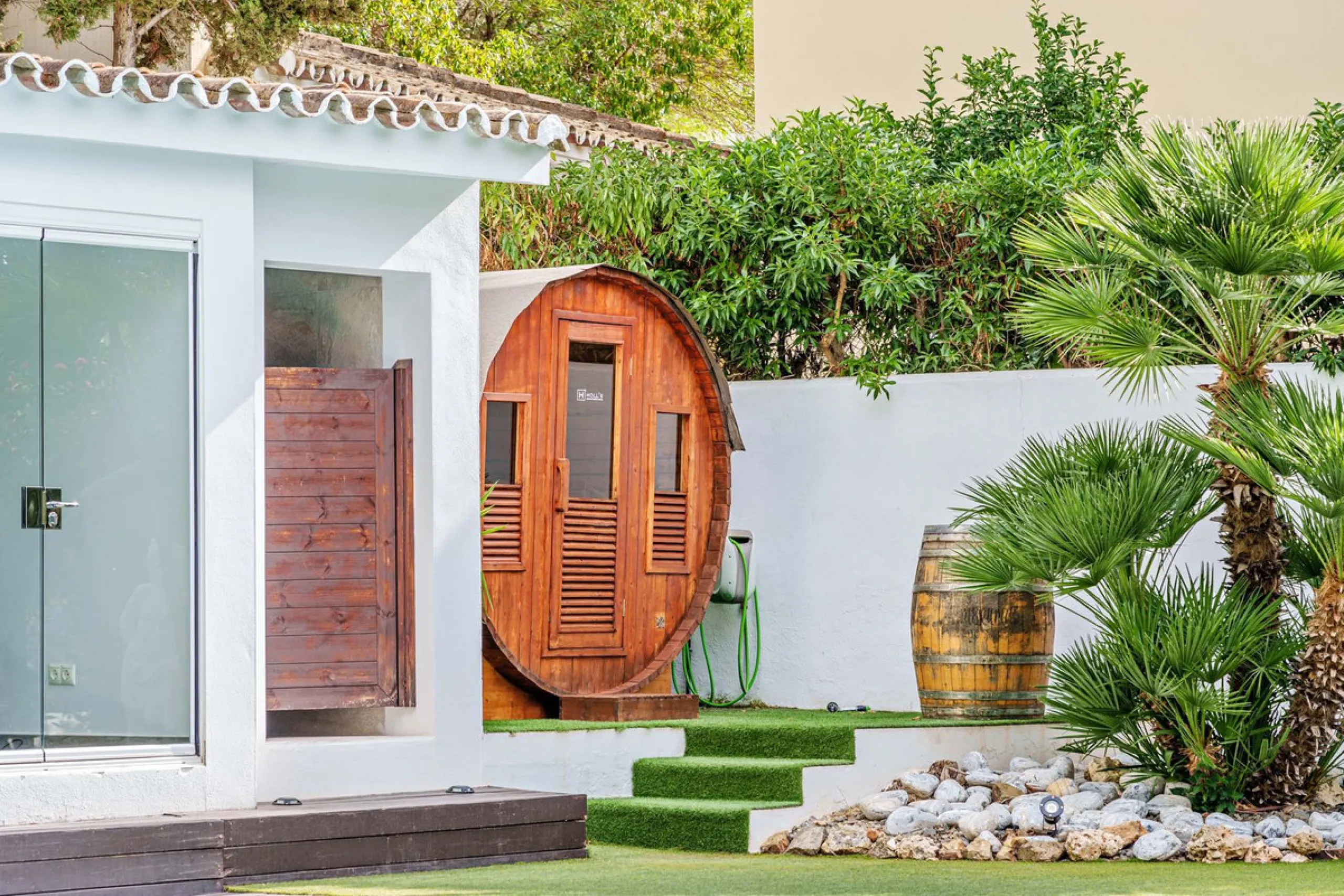 Discover this impressive luxury villa, located in the exclusive gated community of El Rosario. A property that combines privacy and comfort.