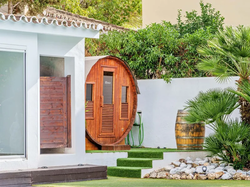 Discover this impressive luxury villa, located in the exclusive gated community of El Rosario. A property that combines privacy and comfort.