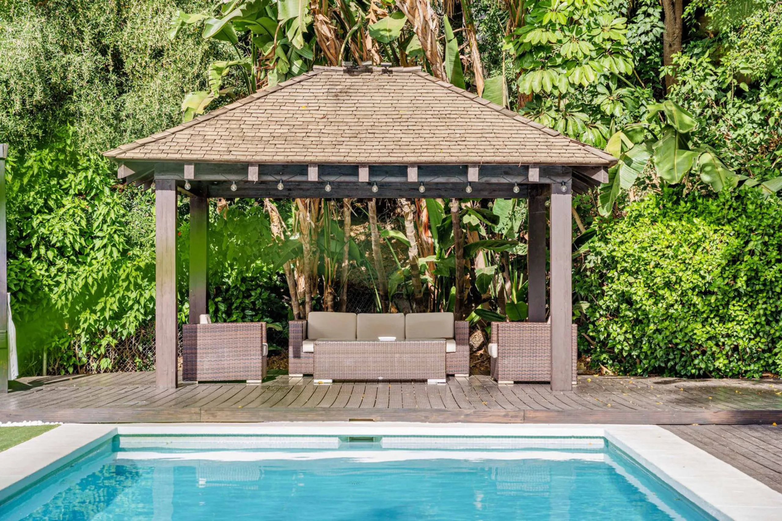 Discover this impressive luxury villa, located in the exclusive gated community of El Rosario. A property that combines privacy and comfort.