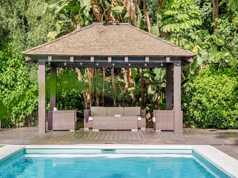 Discover this impressive luxury villa, located in the exclusive gated community of El Rosario. A property that combines privacy and comfort.