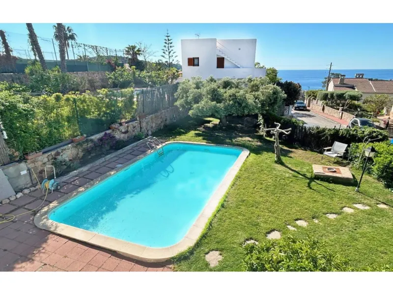 Magnífica casa con jardín y piscina en Cala Canyelles, Lloret de Mar, Costa Brava