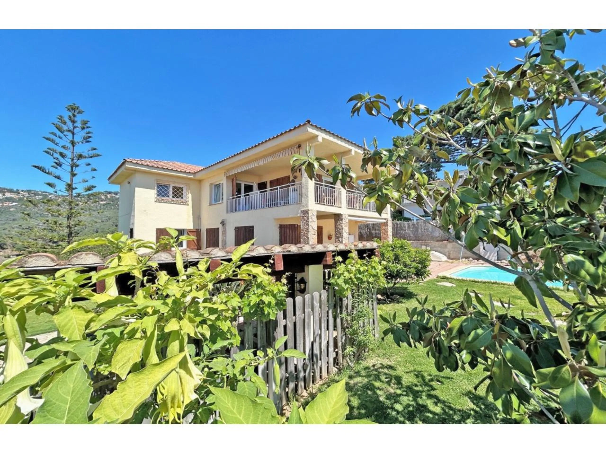 Magnífica casa con jardín y piscina en Cala Canyelles, Lloret de Mar, Costa Brava