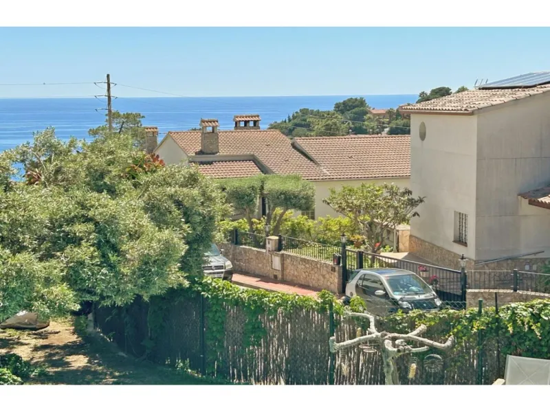 Magnífica casa con jardín y piscina en Cala Canyelles, Lloret de Mar, Costa Brava