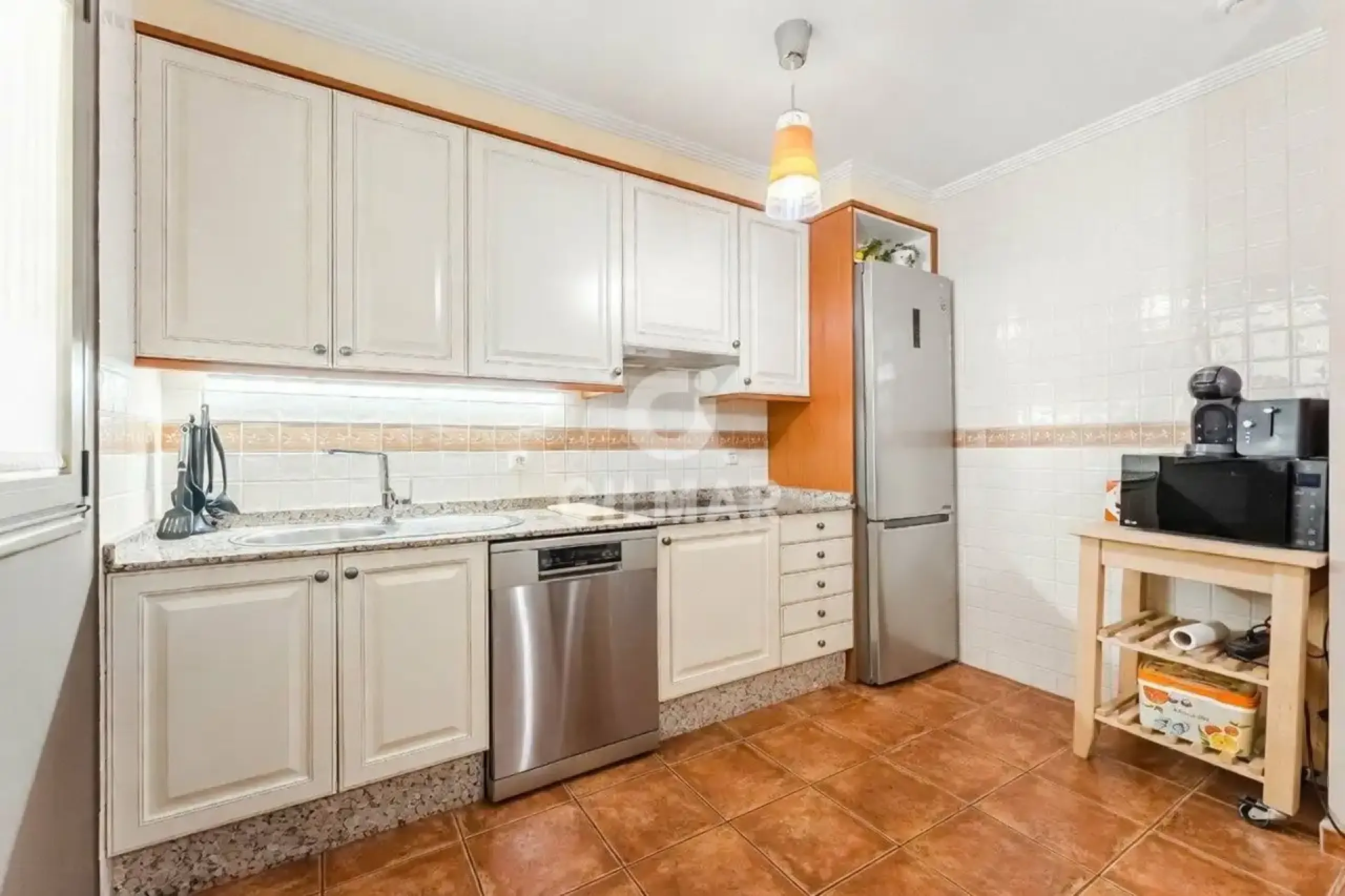 Видное расположение. Современная вилла с бассейном в жилом комплексе Granadilla de Abona, Коста-дель-Соль. 3 спальни, 3 полные ванные комнаты, пентхаус с солярием и тёплым полом. Участок 1000 м²