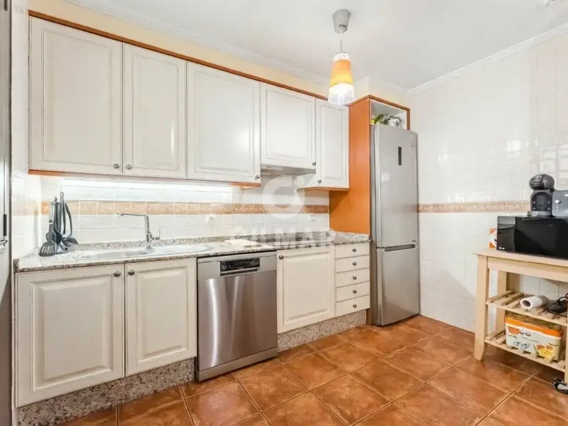 Видное расположение. Современная вилла с бассейном в жилом комплексе Granadilla de Abona, Коста-дель-Соль. 3 спальни, 3 полные ванные комнаты, пентхаус с солярием и тёплым полом. Участок 1000 м²