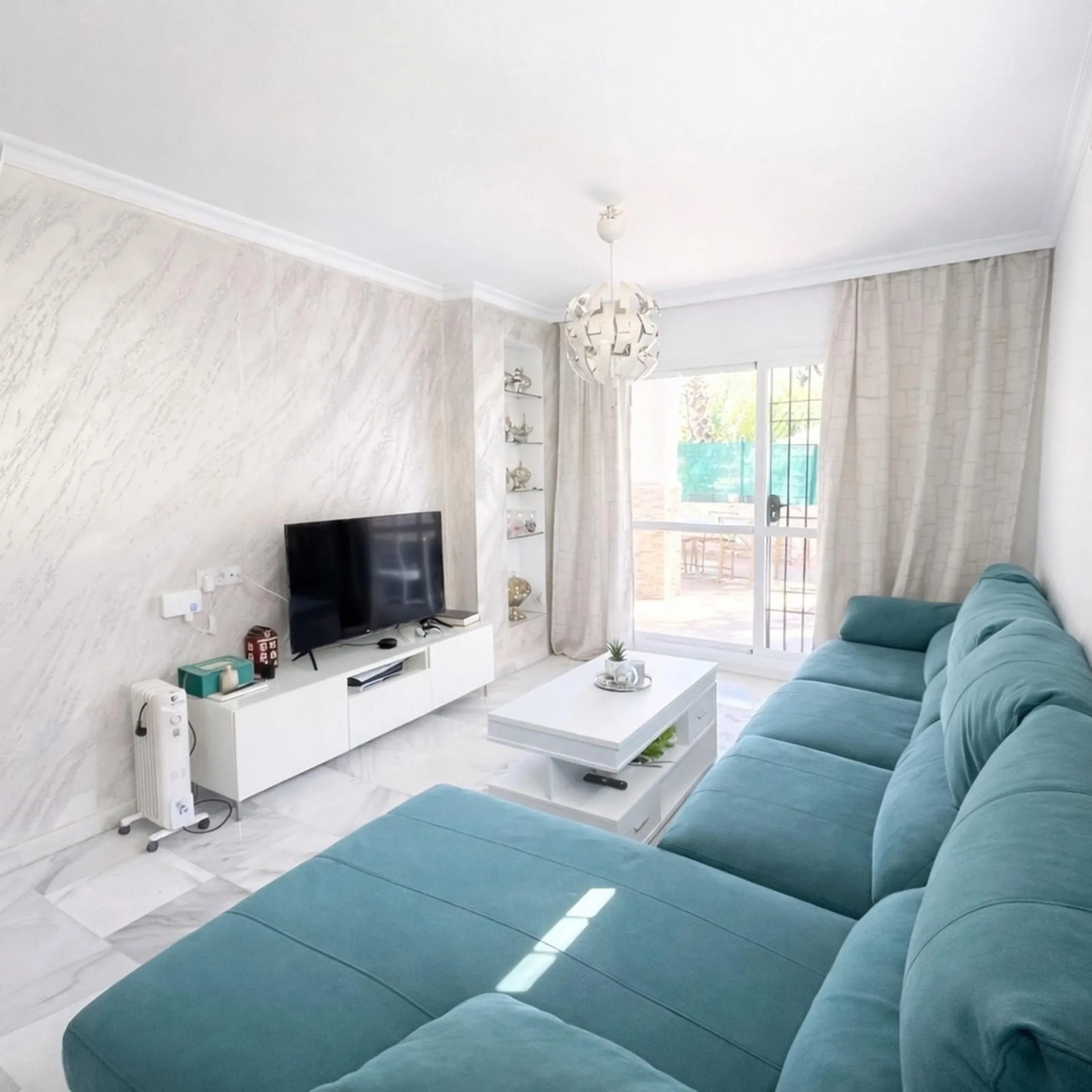 Magnificent ground-floor property for sale in the exclusive Señorio de Gonzaga urbanization. The home offers a total surface area of 100 m², of which 35 m² correspond to a spacious and bright terrace, perfect for enjoying outdoor living thanks to its exce