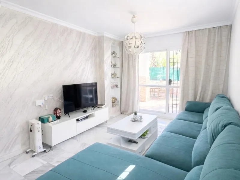 Magnificent ground-floor property for sale in the exclusive Señorio de Gonzaga urbanization. The home offers a total surface area of 100 m², of which 35 m² correspond to a spacious and bright terrace, perfect for enjoying outdoor living thanks to its exce
