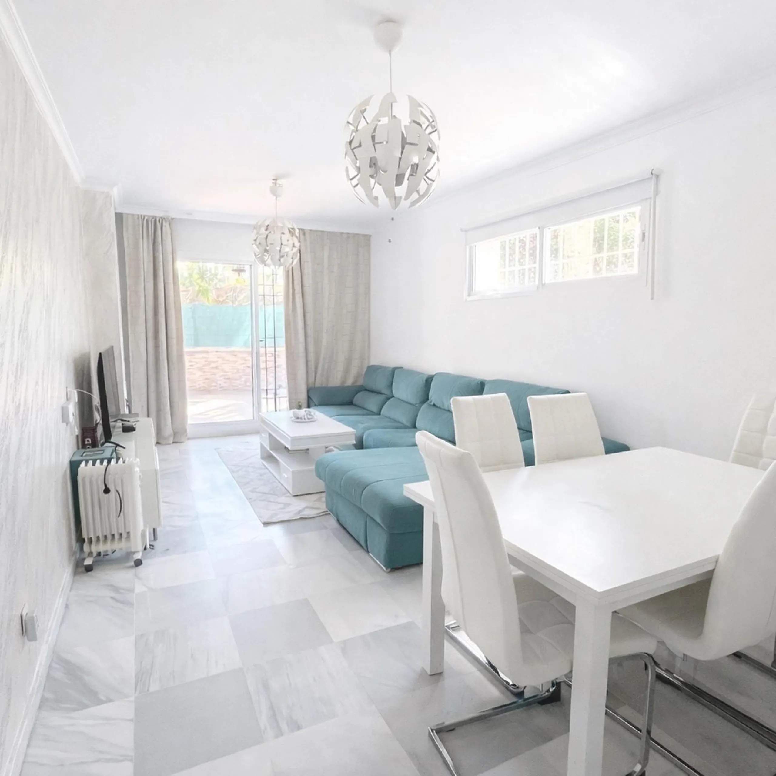 Magnificent ground-floor property for sale in the exclusive Señorio de Gonzaga urbanization. The home offers a total surface area of 100 m², of which 35 m² correspond to a spacious and bright terrace, perfect for enjoying outdoor living thanks to its exce