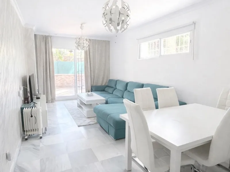 Magnificent ground-floor property for sale in the exclusive Señorio de Gonzaga urbanization. The home offers a total surface area of 100 m², of which 35 m² correspond to a spacious and bright terrace, perfect for enjoying outdoor living thanks to its exce