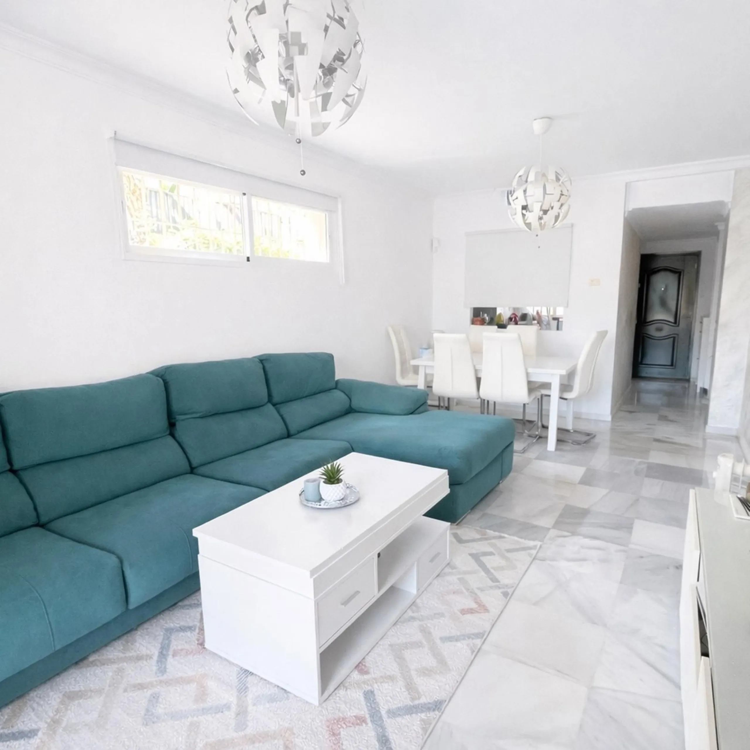 Magnificent ground-floor property for sale in the exclusive Señorio de Gonzaga urbanization. The home offers a total surface area of 100 m², of which 35 m² correspond to a spacious and bright terrace, perfect for enjoying outdoor living thanks to its exce