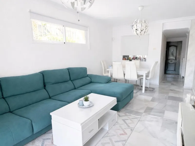 Magnificent ground-floor property for sale in the exclusive Señorio de Gonzaga urbanization. The home offers a total surface area of 100 m², of which 35 m² correspond to a spacious and bright terrace, perfect for enjoying outdoor living thanks to its exce