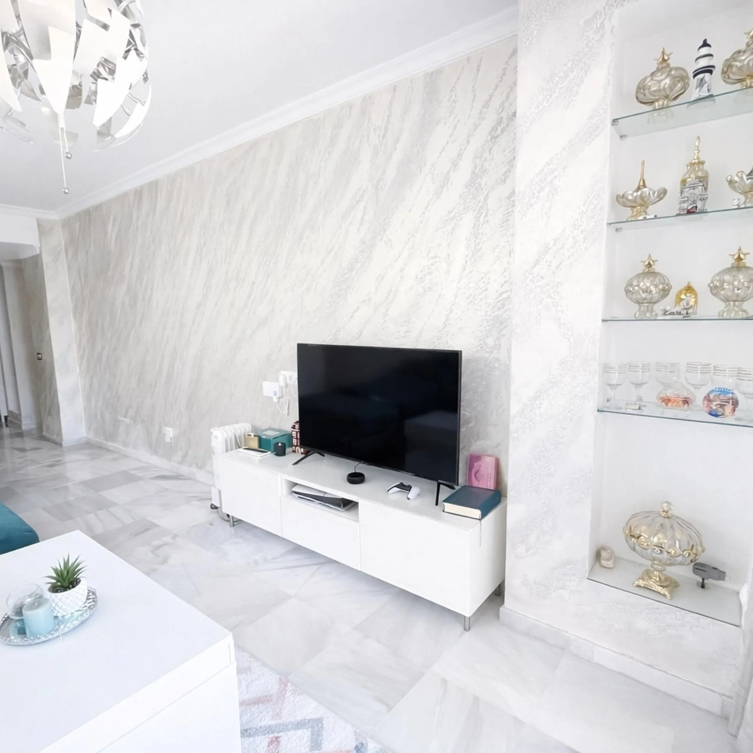 Magnificent ground-floor property for sale in the exclusive Señorio de Gonzaga urbanization. The home offers a total surface area of 100 m², of which 35 m² correspond to a spacious and bright terrace, perfect for enjoying outdoor living thanks to its exce
