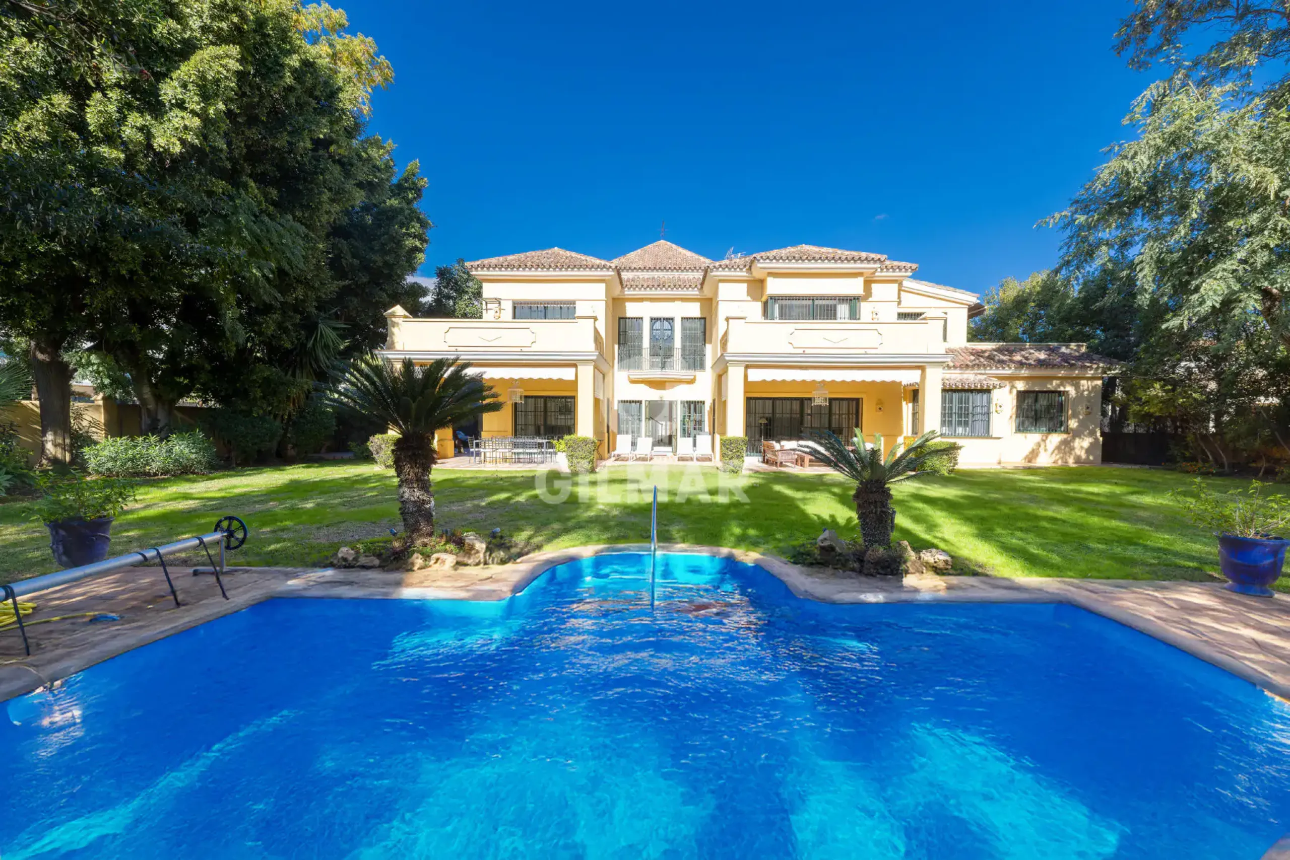 Chalet Independiente en Estepona Este - Málaga