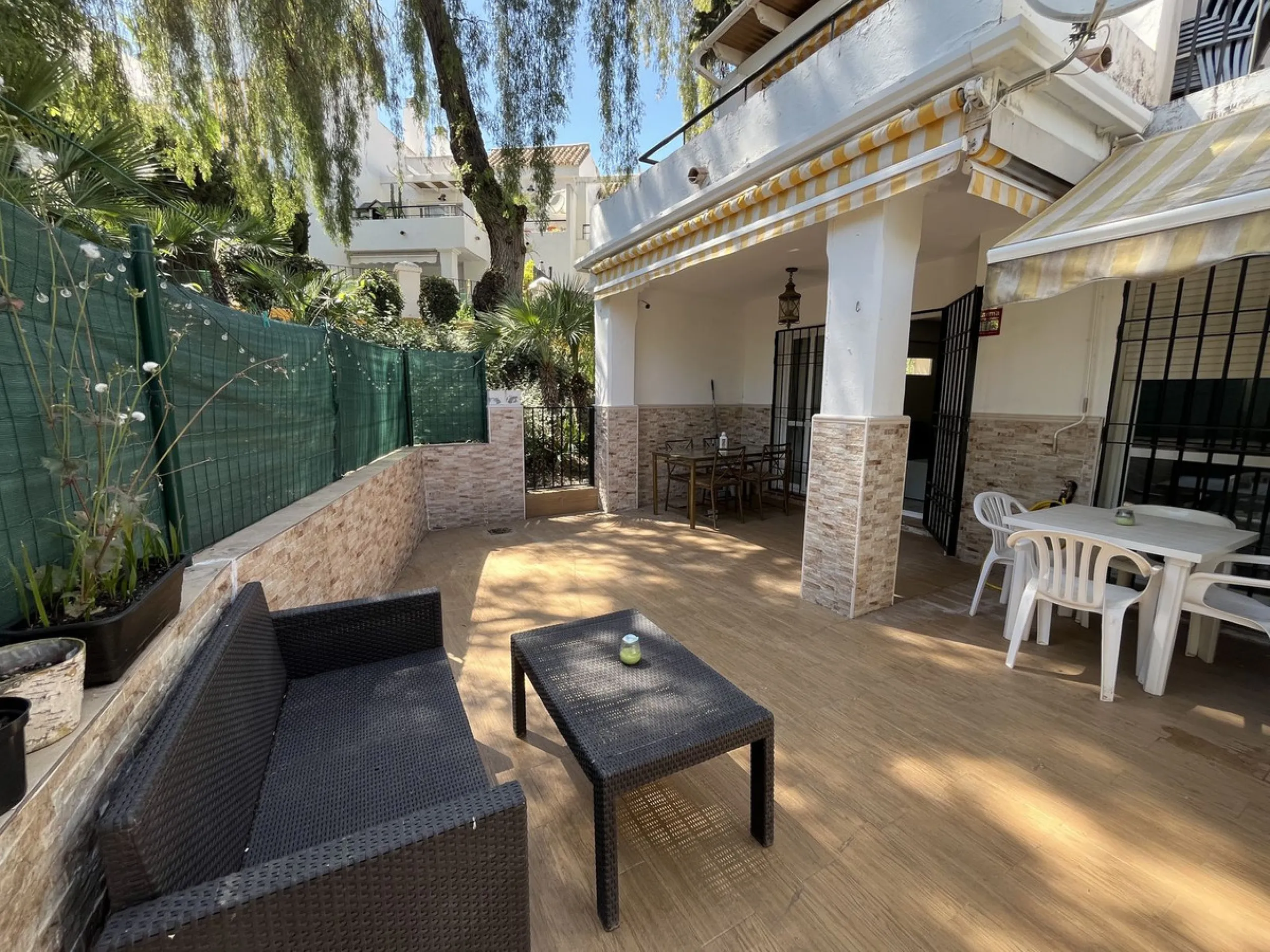Magnificent ground-floor property for sale in the exclusive Señorio de Gonzaga urbanization. The home offers a total surface area of 100 m², of which 35 m² correspond to a spacious and bright terrace, perfect for enjoying outdoor living thanks to its exce