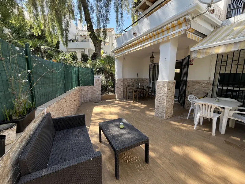 Magnificent ground-floor property for sale in the exclusive Señorio de Gonzaga urbanization. The home offers a total surface area of 100 m², of which 35 m² correspond to a spacious and bright terrace, perfect for enjoying outdoor living thanks to its exce