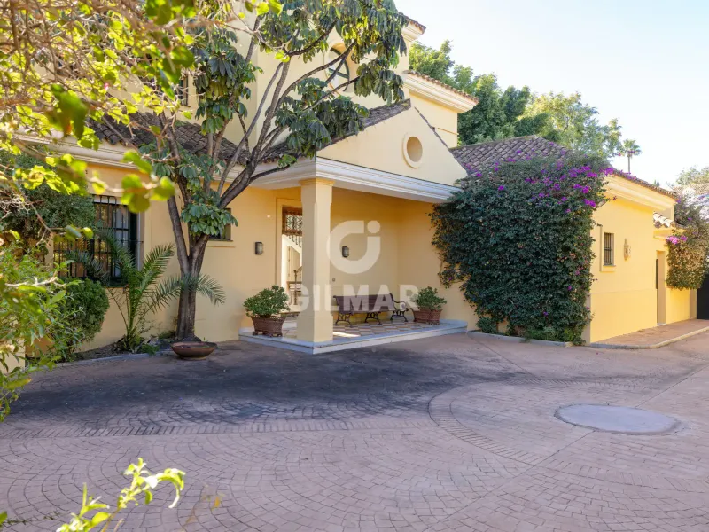 Chalet Independiente en Estepona Este - Málaga
