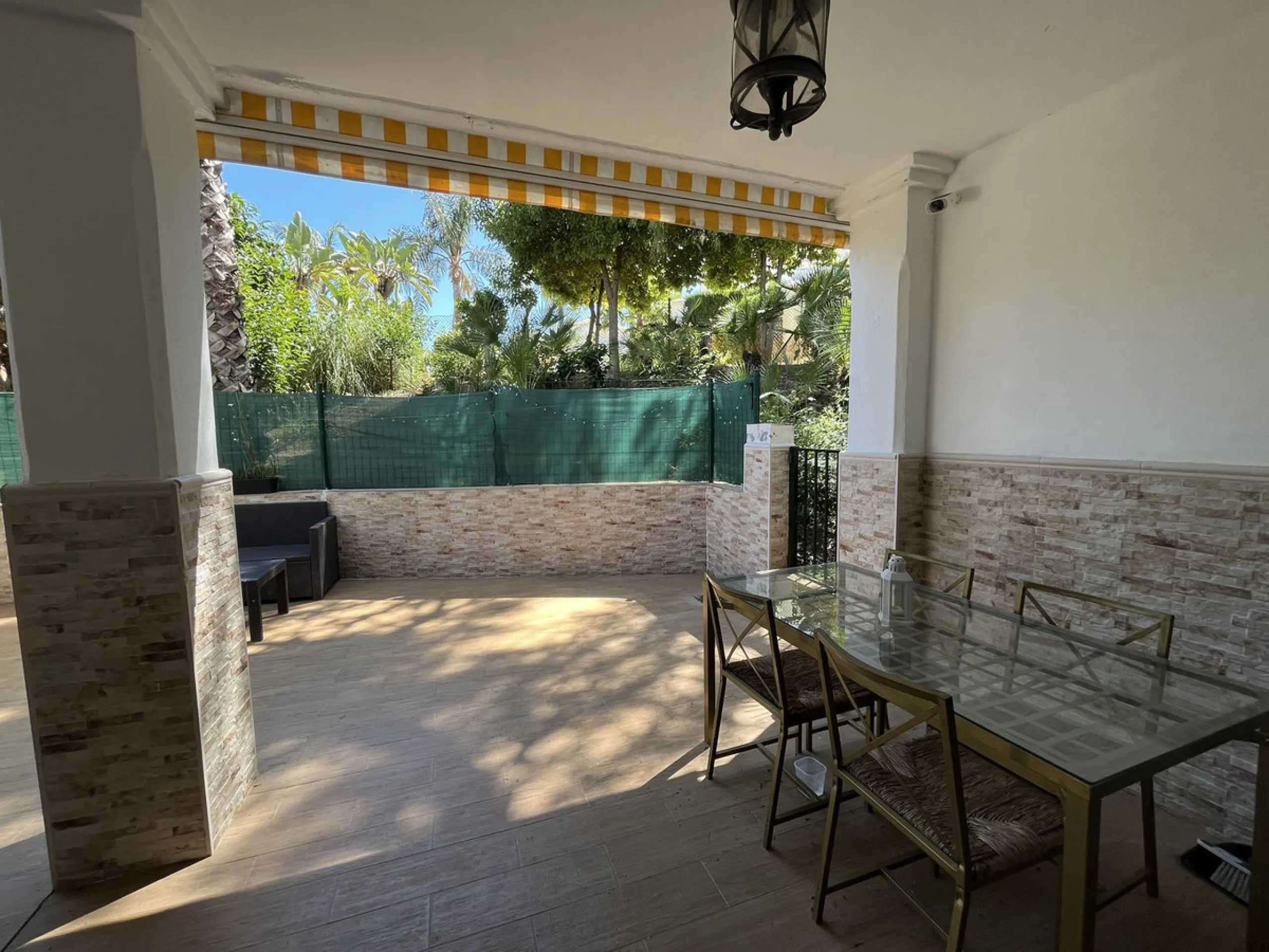 Magnificent ground-floor property for sale in the exclusive Señorio de Gonzaga urbanization. The home offers a total surface area of 100 m², of which 35 m² correspond to a spacious and bright terrace, perfect for enjoying outdoor living thanks to its exce