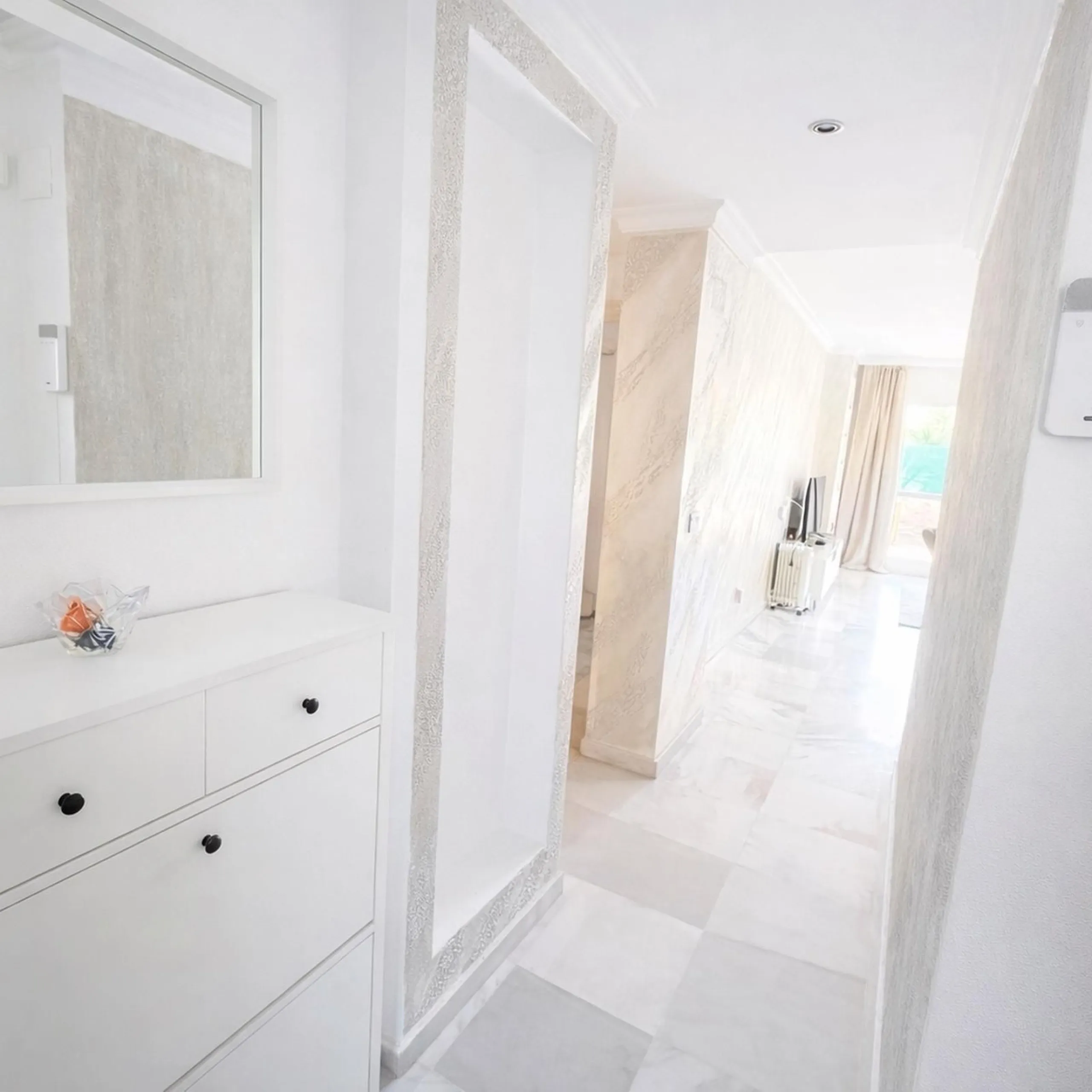 Magnificent ground-floor property for sale in the exclusive Señorio de Gonzaga urbanization. The home offers a total surface area of 100 m², of which 35 m² correspond to a spacious and bright terrace, perfect for enjoying outdoor living thanks to its exce