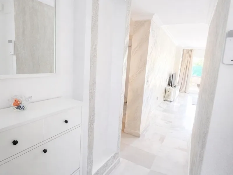 Magnificent ground-floor property for sale in the exclusive Señorio de Gonzaga urbanization. The home offers a total surface area of 100 m², of which 35 m² correspond to a spacious and bright terrace, perfect for enjoying outdoor living thanks to its exce
