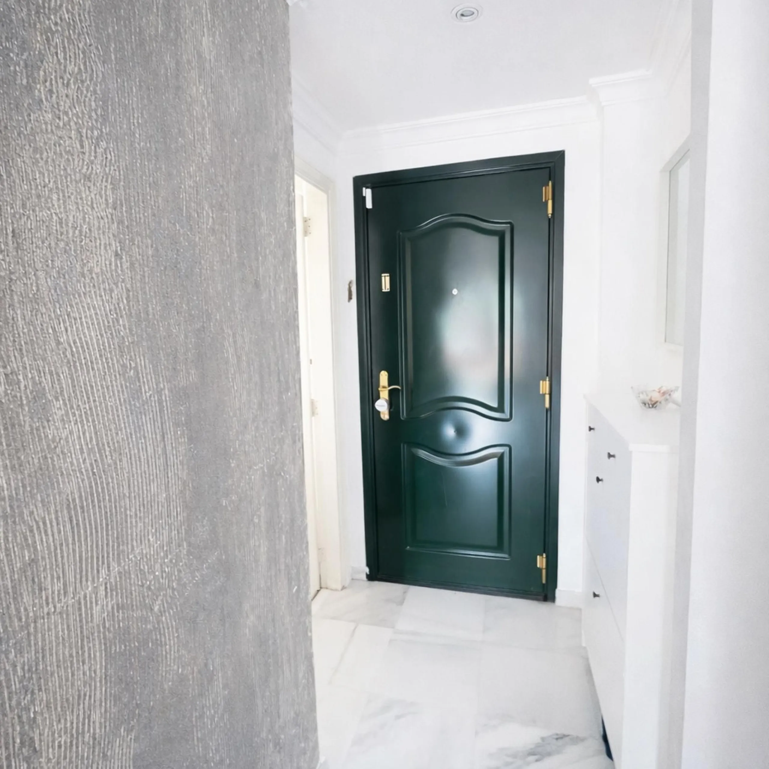 Magnificent ground-floor property for sale in the exclusive Señorio de Gonzaga urbanization. The home offers a total surface area of 100 m², of which 35 m² correspond to a spacious and bright terrace, perfect for enjoying outdoor living thanks to its exce