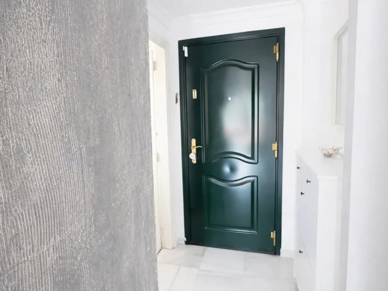 Magnificent ground-floor property for sale in the exclusive Señorio de Gonzaga urbanization. The home offers a total surface area of 100 m², of which 35 m² correspond to a spacious and bright terrace, perfect for enjoying outdoor living thanks to its exce