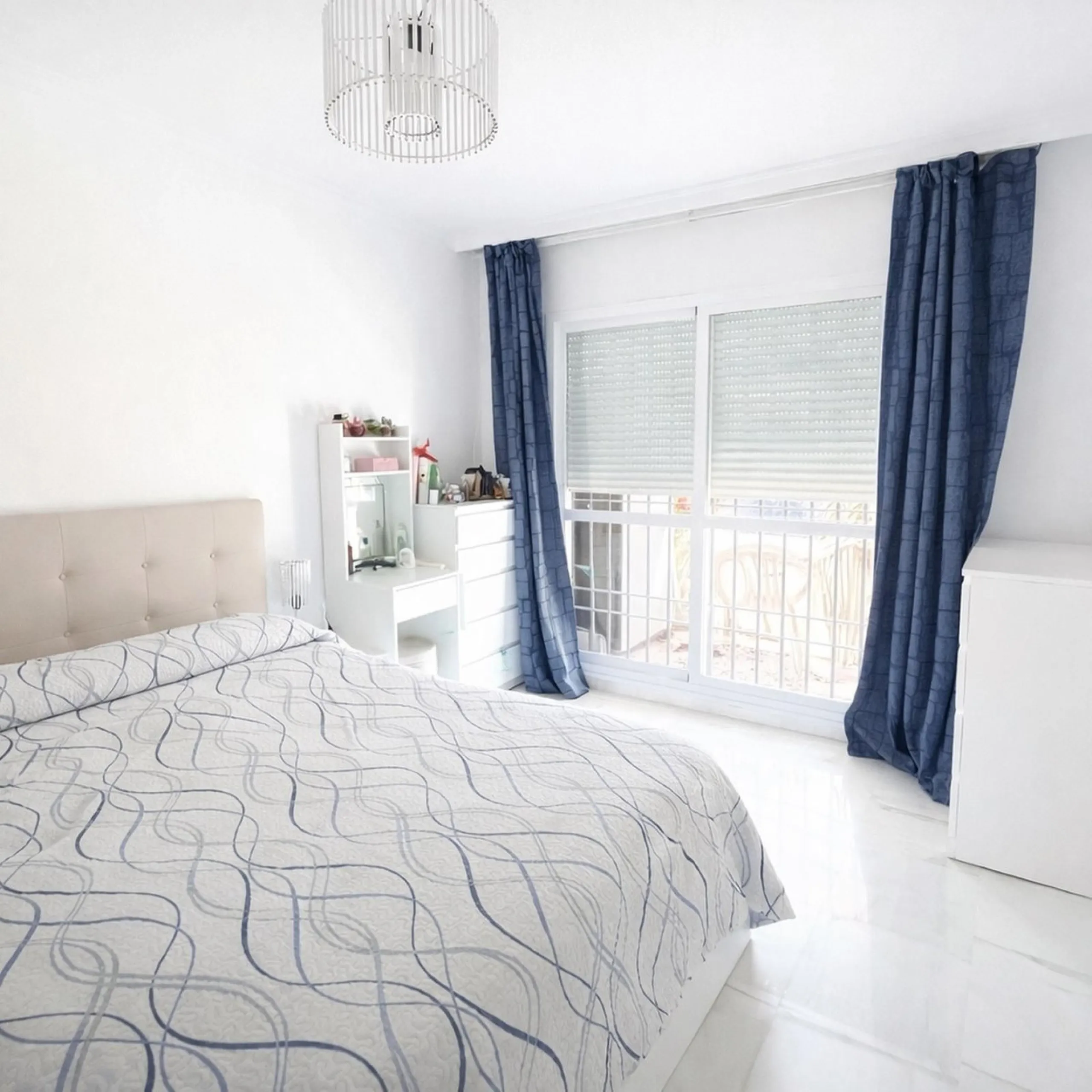 Magnificent ground-floor property for sale in the exclusive Señorio de Gonzaga urbanization. The home offers a total surface area of 100 m², of which 35 m² correspond to a spacious and bright terrace, perfect for enjoying outdoor living thanks to its exce