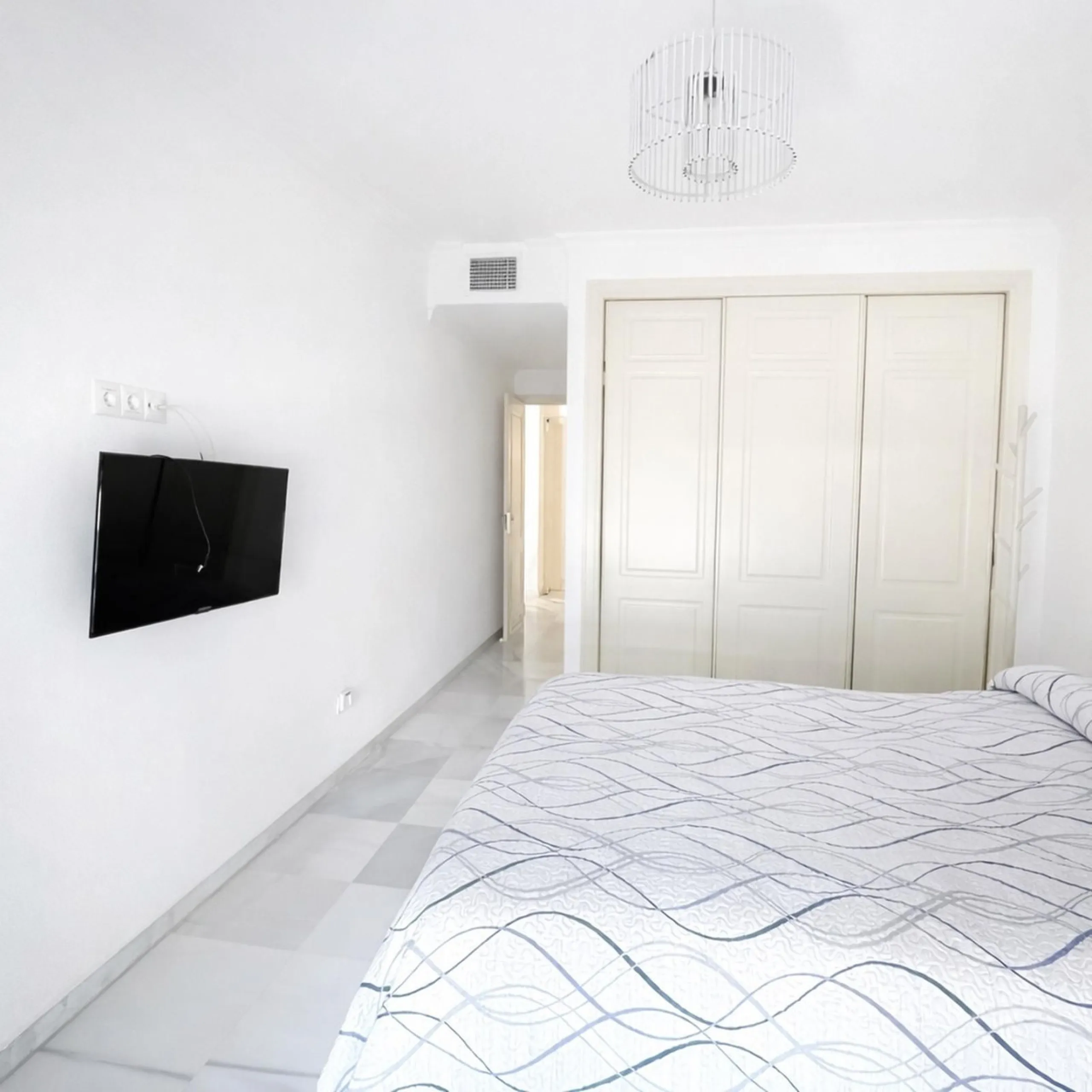 Magnificent ground-floor property for sale in the exclusive Señorio de Gonzaga urbanization. The home offers a total surface area of 100 m², of which 35 m² correspond to a spacious and bright terrace, perfect for enjoying outdoor living thanks to its exce