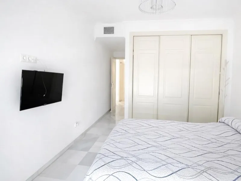 Magnificent ground-floor property for sale in the exclusive Señorio de Gonzaga urbanization. The home offers a total surface area of 100 m², of which 35 m² correspond to a spacious and bright terrace, perfect for enjoying outdoor living thanks to its exce