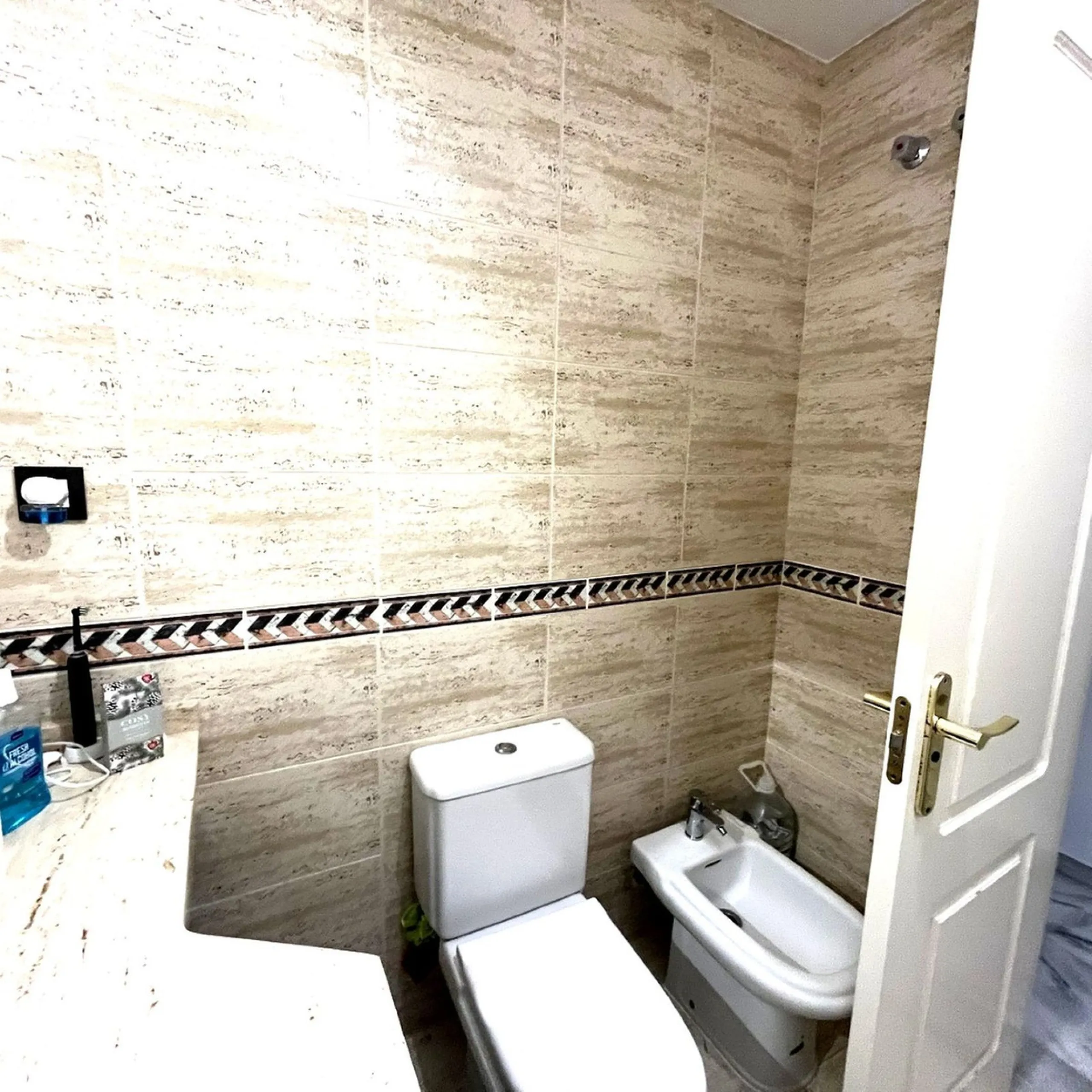 Magnificent ground-floor property for sale in the exclusive Señorio de Gonzaga urbanization. The home offers a total surface area of 100 m², of which 35 m² correspond to a spacious and bright terrace, perfect for enjoying outdoor living thanks to its exce