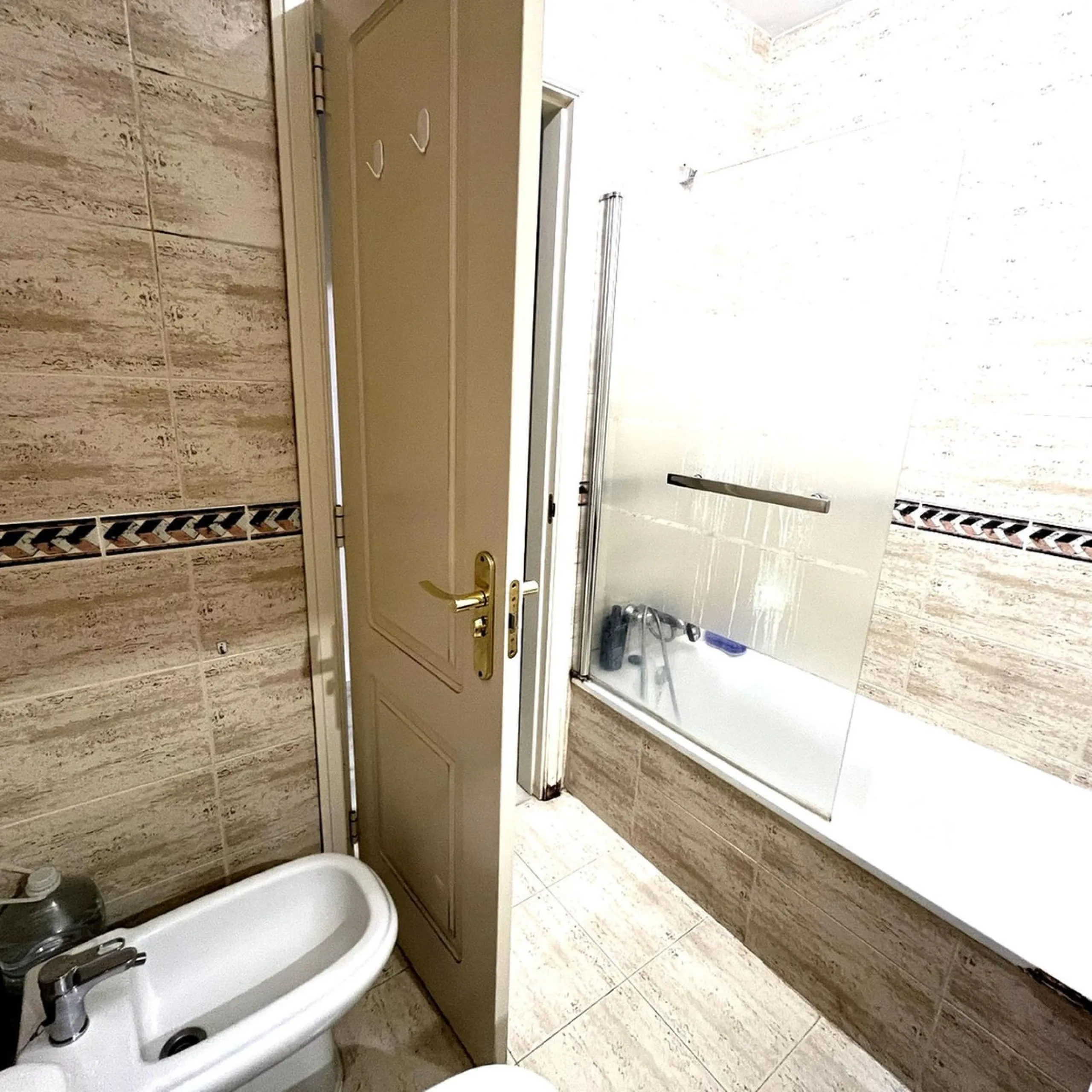 Magnificent ground-floor property for sale in the exclusive Señorio de Gonzaga urbanization. The home offers a total surface area of 100 m², of which 35 m² correspond to a spacious and bright terrace, perfect for enjoying outdoor living thanks to its exce