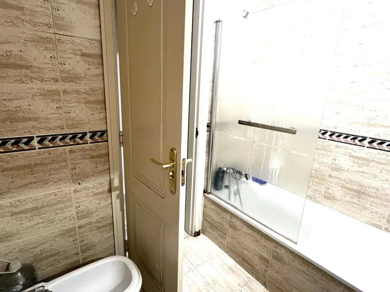 Magnificent ground-floor property for sale in the exclusive Señorio de Gonzaga urbanization. The home offers a total surface area of 100 m², of which 35 m² correspond to a spacious and bright terrace, perfect for enjoying outdoor living thanks to its exce