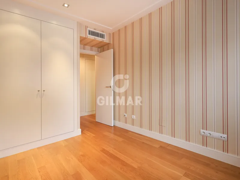<p>Роскошный пентхаус в самом сердце Мадрида. Просторная квартира с панорамными видами и дизайнерским ремонтом.</p>
<p>Общая площадь 350 м².  Три спальни, три полных ванные комнаты, большая терраса-атриум с солярием. Современные технологии: аэротермальная система, тёплый пол.</p>
<p>Идеальное расположение в престижном жилом комплексе Metales. Участок 800 м² с бассейном и охраной 24/7.</p>
<p>Новостройка, готовая к въезду.  Инвестиция в ваш комфорт и статус.</p>