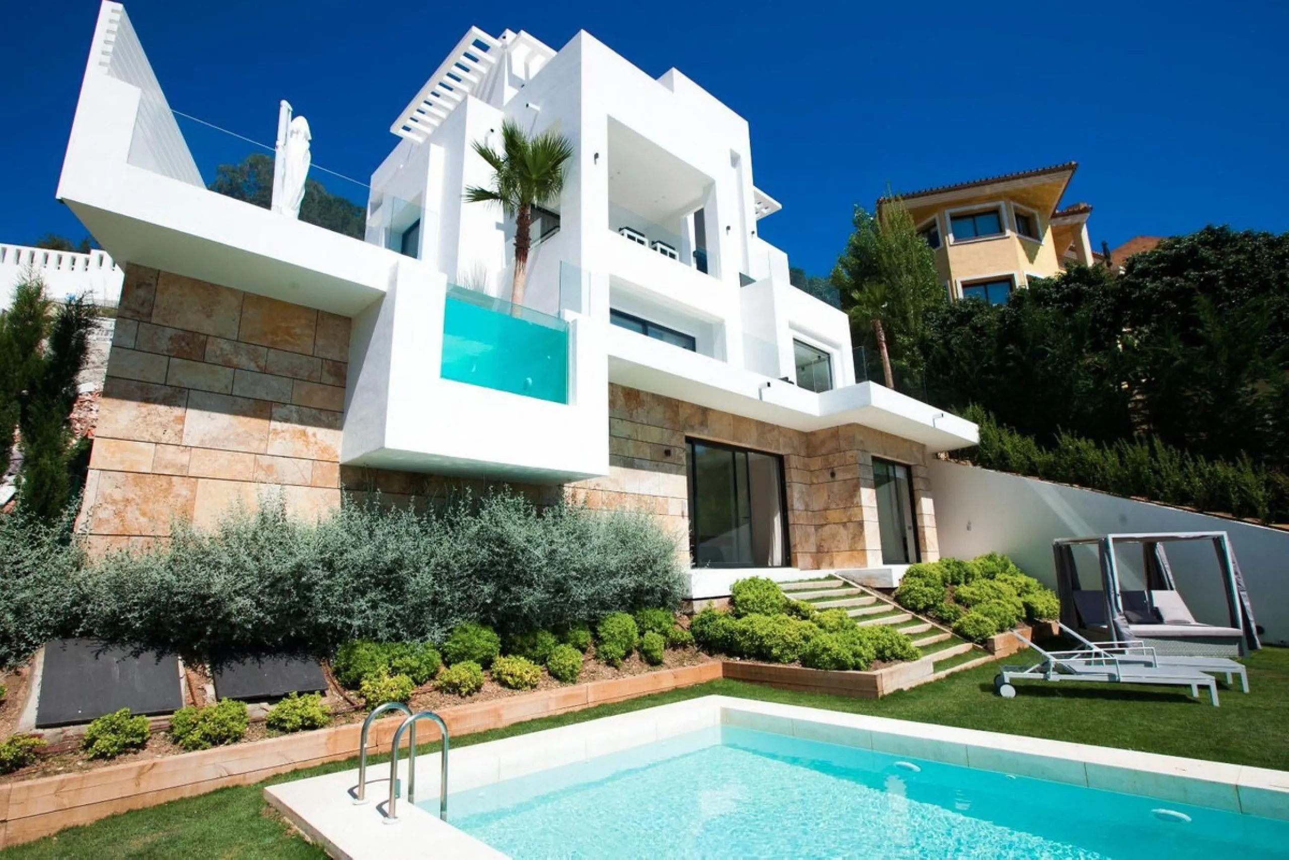 ? **Detached Villa in El Rosario, East Marbella**