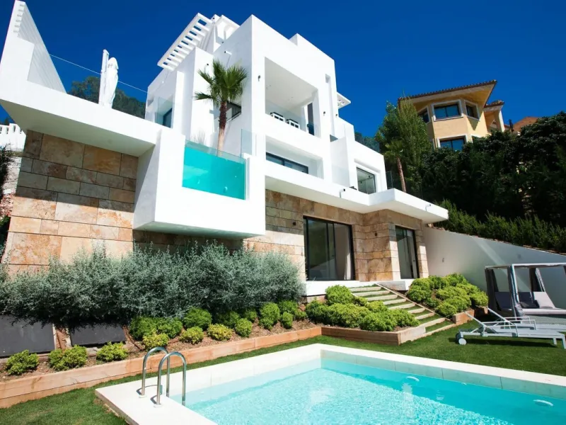 ? **Detached Villa in El Rosario, East Marbella**