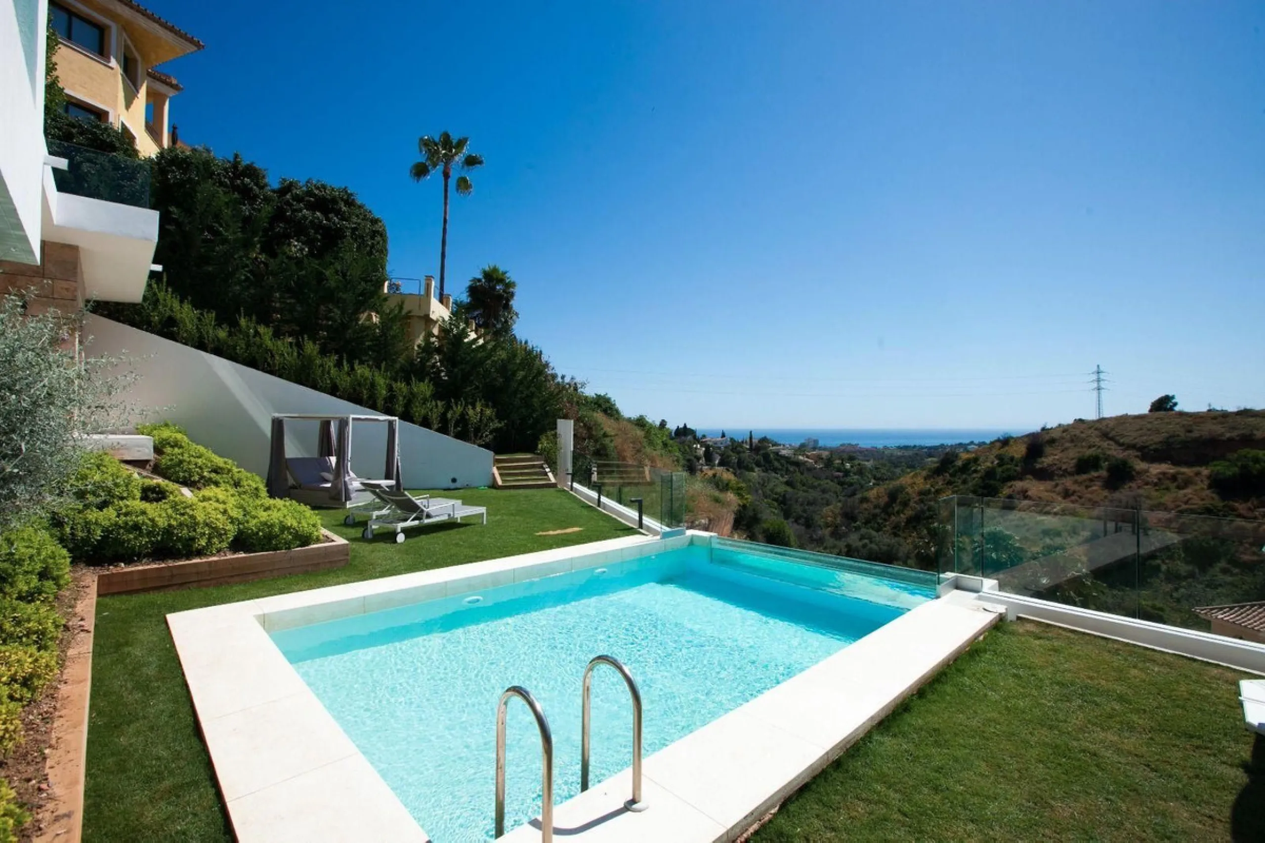 ? **Detached Villa in El Rosario, East Marbella**