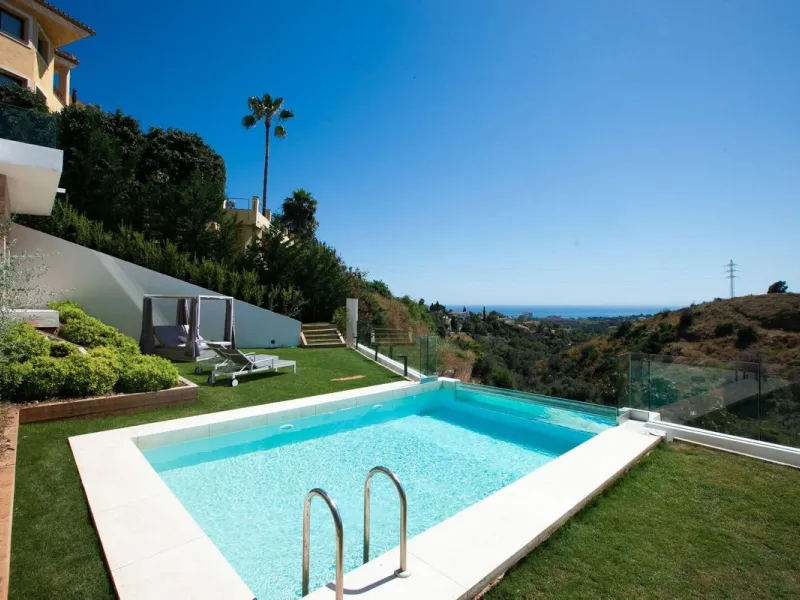 ? **Detached Villa in El Rosario, East Marbella**