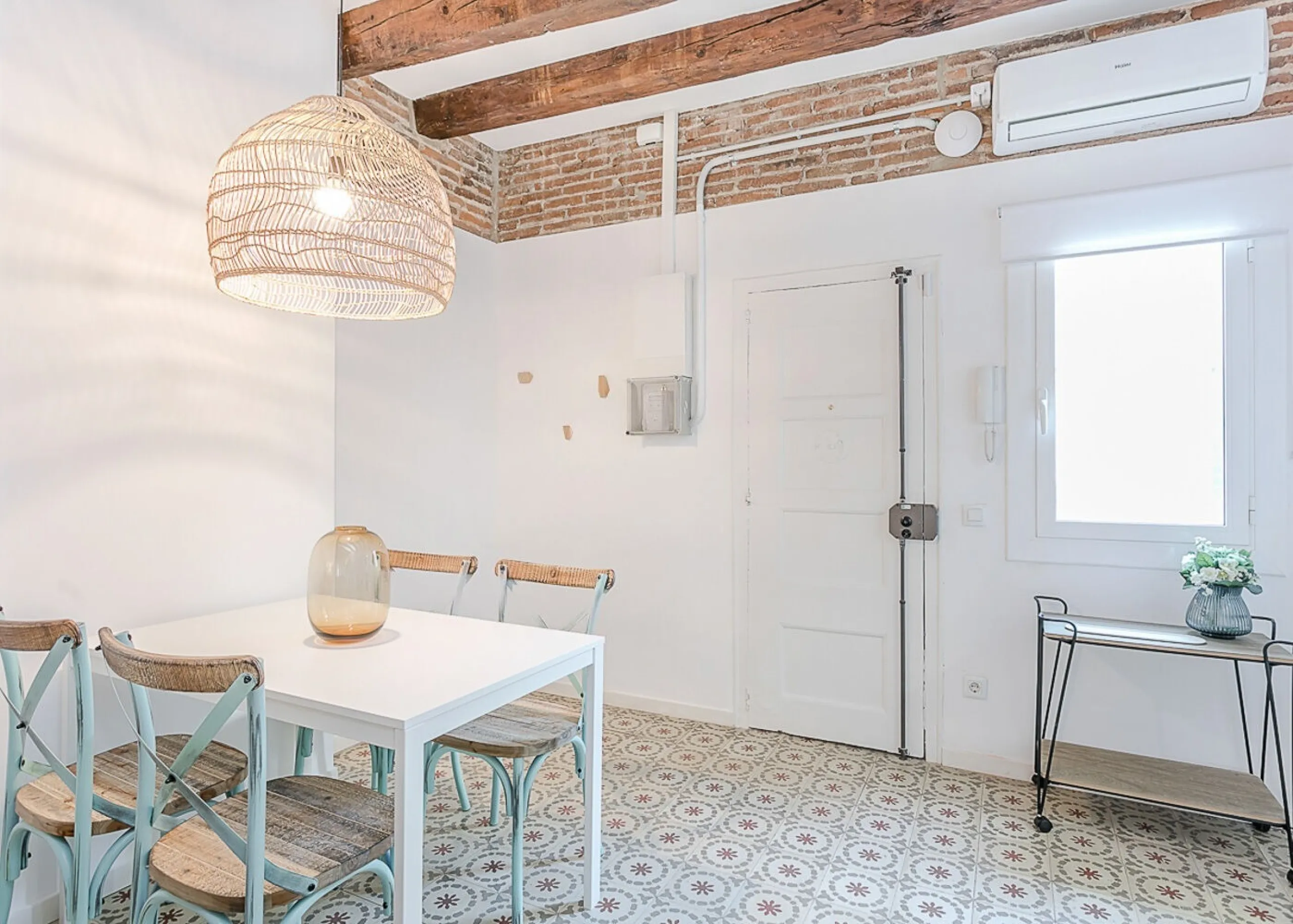 Encantador piso en calle Lluna, corazón bohemio de Barcelona