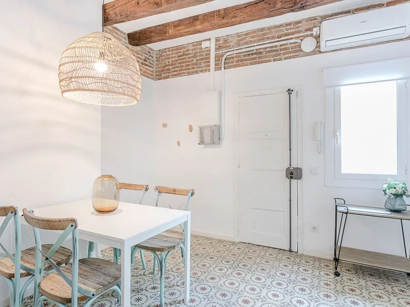 Encantador piso en calle Lluna, corazón bohemio de Barcelona