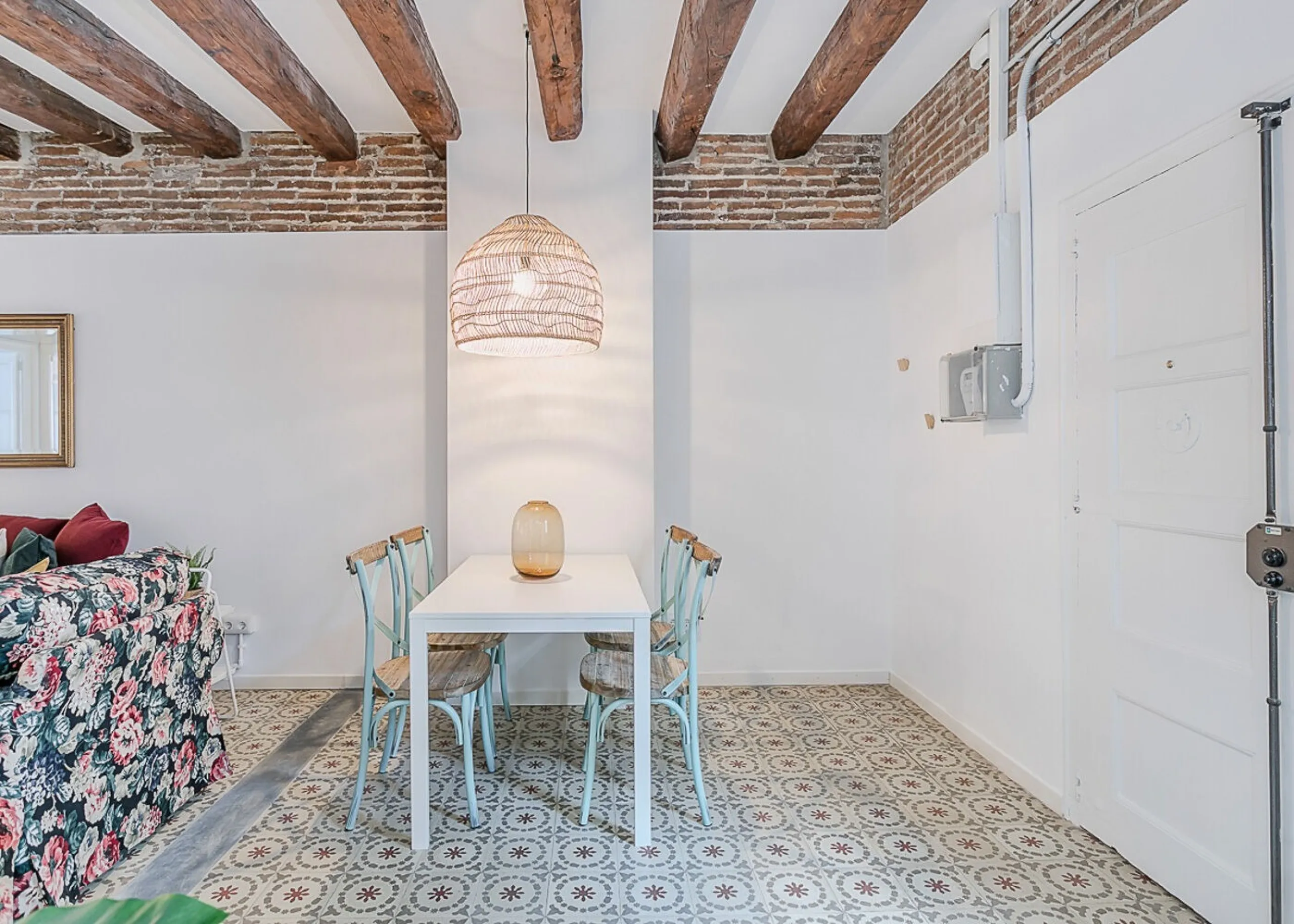 Encantador piso en calle Lluna, corazón bohemio de Barcelona