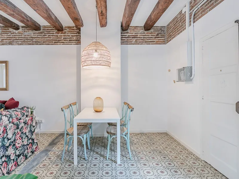 Encantador piso en calle Lluna, corazón bohemio de Barcelona