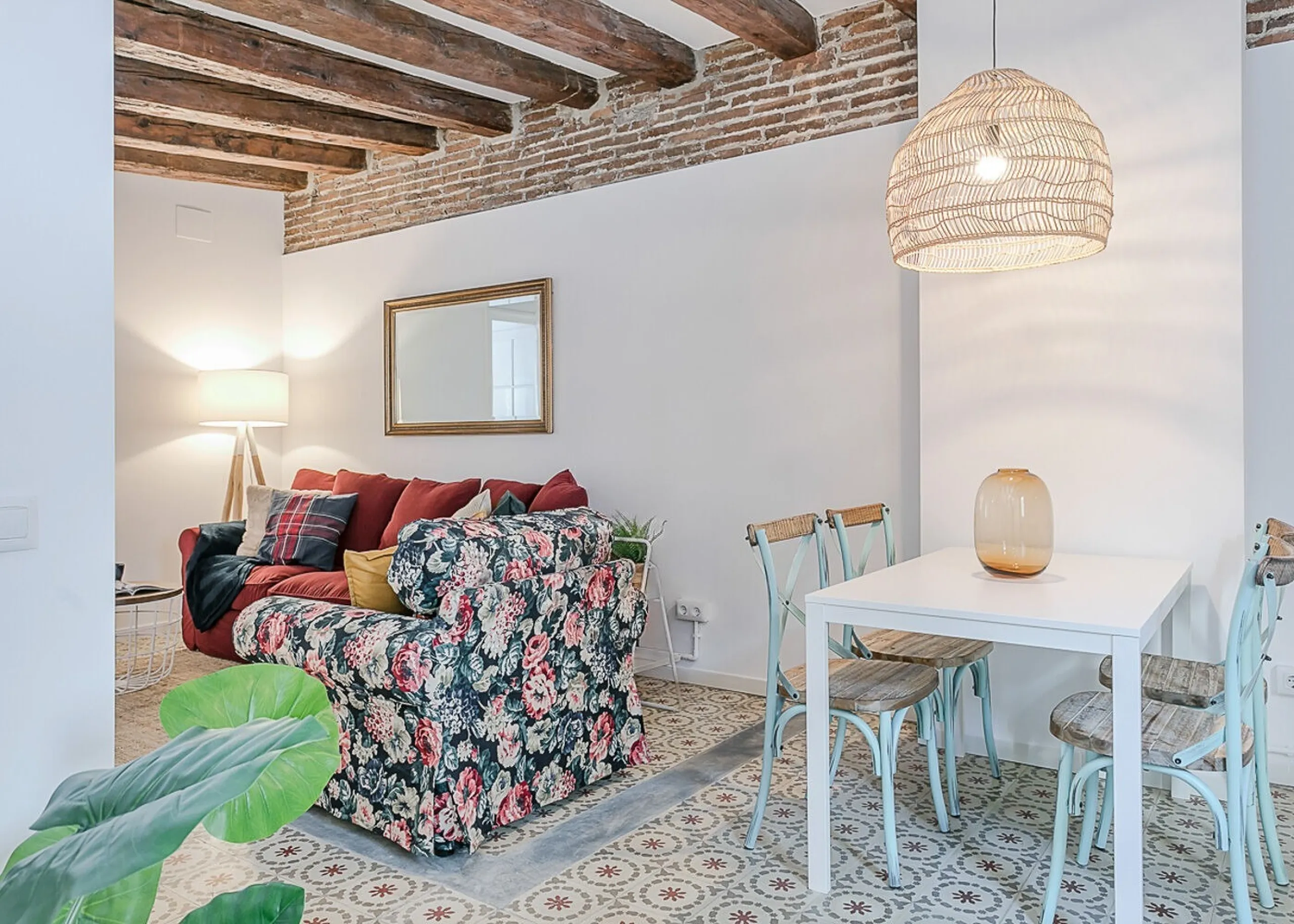 Encantador piso en calle Lluna, corazón bohemio de Barcelona